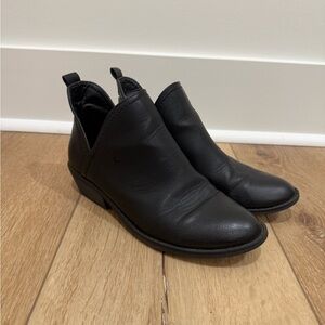 Universal Thread Black Ankle Boots